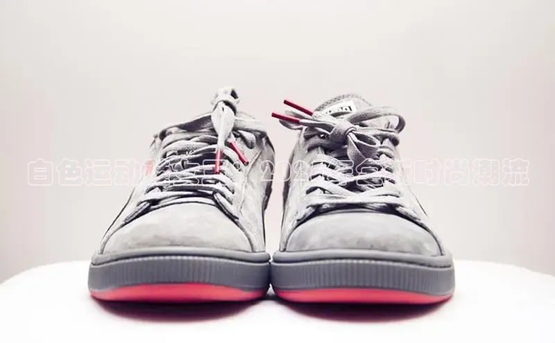 白色运动鞋女王：2025年全新时尚潮流